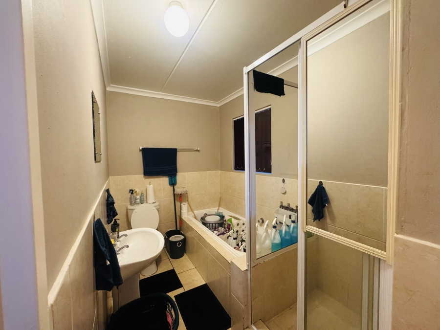 To Let 1 Bedroom Property for Rent in Guldenland Western Cape